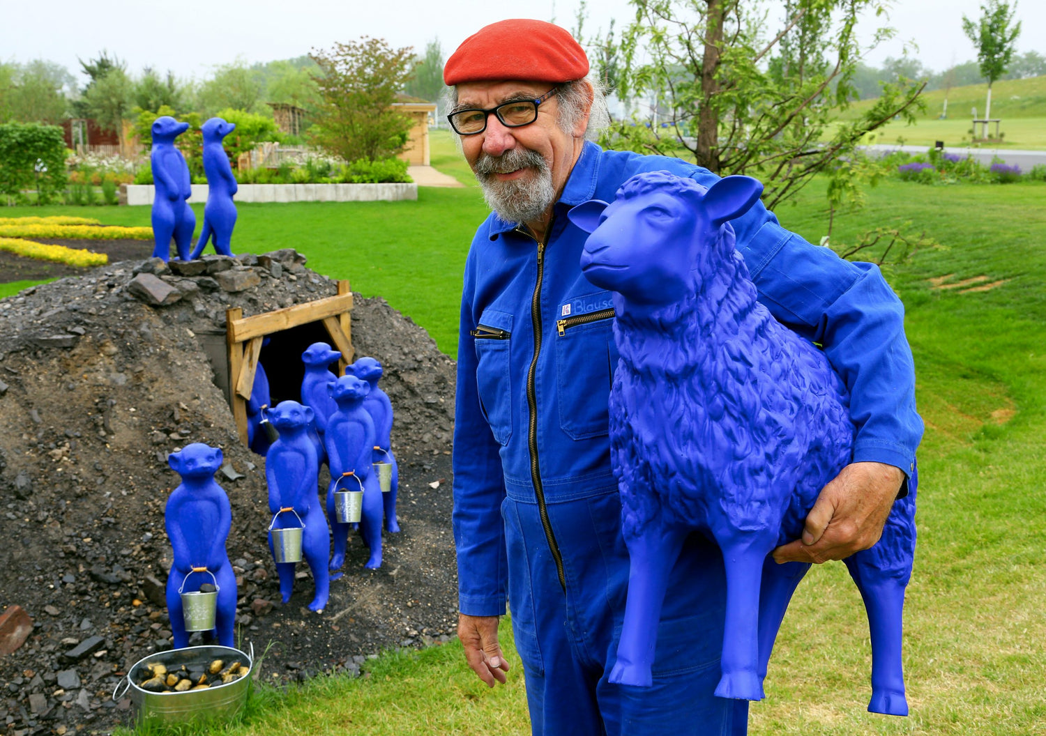 Rainer Bonk mit Blauschaf und Blaumännchen